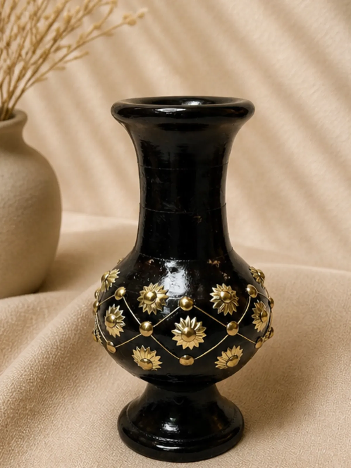 Black Brass Vase with Golden Floral Pattern — UTwDNL2T_8O60KRB7SZ_2026-05-11_2.webp