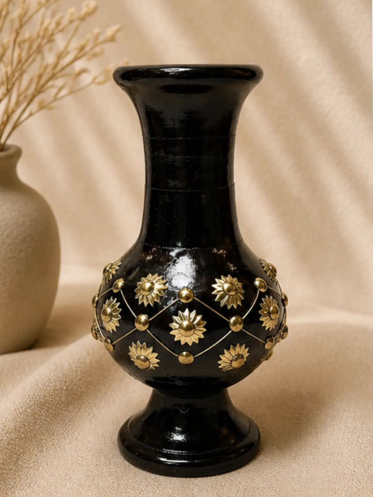 Black Brass Vase with Golden Floral Pattern — UTwDNL2T_D0R9KE4JH4_2026-05-11_1.webp