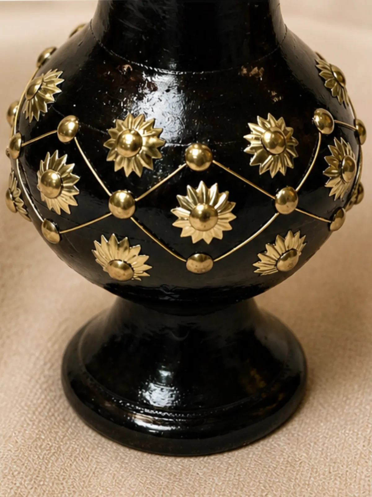 Black Brass Vase with Golden Floral Pattern — UTwDNL2T_LWYD755F51_2026-05-11_4.webp