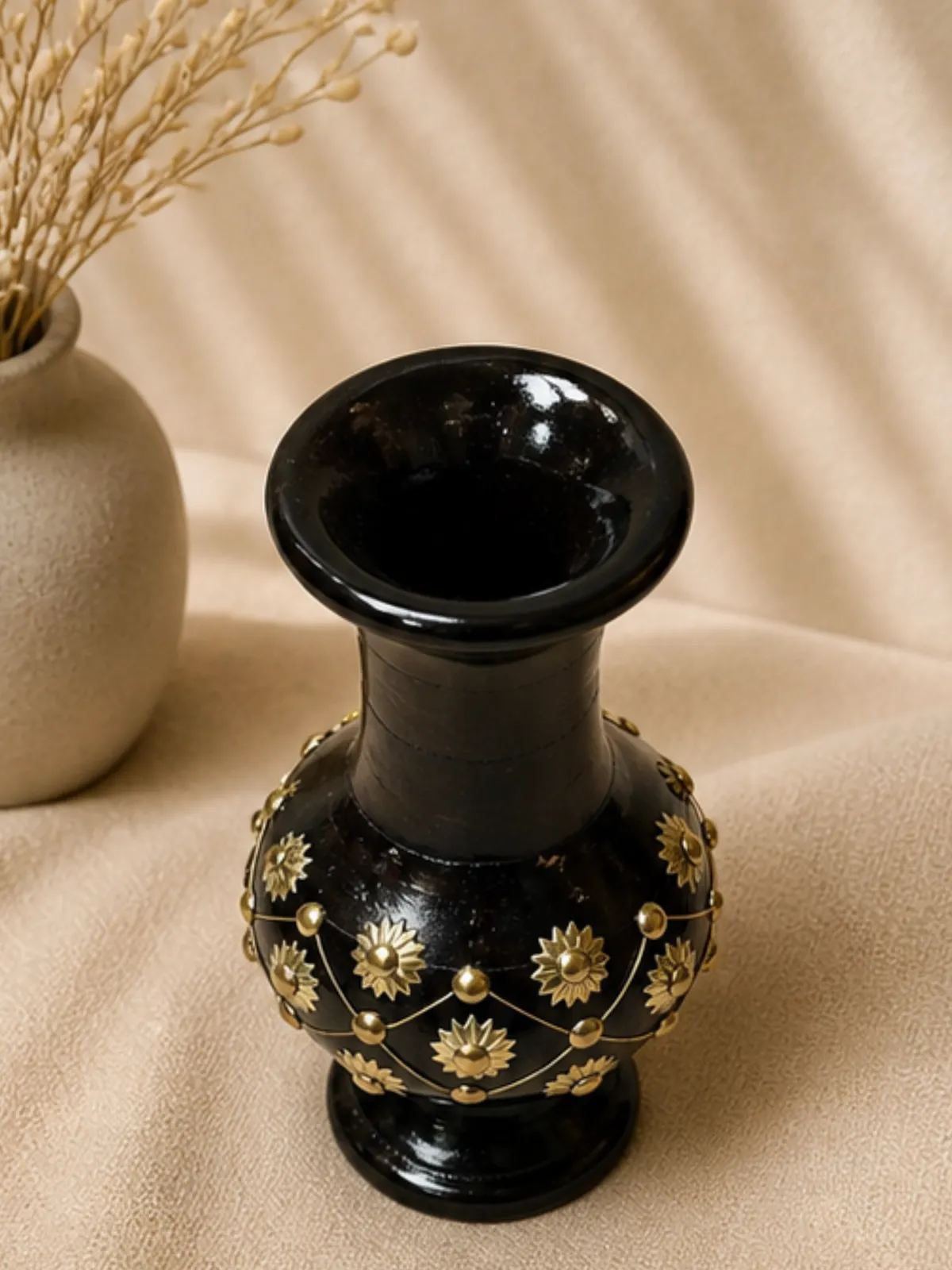 Black Brass Vase with Golden Floral Pattern — UTwDNL2T_RHV1FQZUCU_2026-05-11_3.webp